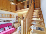 escalier allant vers-chambre-et-coin-nuit appartement2chambres-surpiste-riffroids-laclusaz