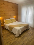 chambre-gd lit avec douche appartement3chambres-centrevillage-prochedespistes-laclusaz