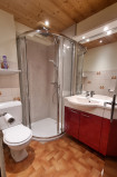 salle d'eau avec WC appartementCrystal-prochecommerces-centrevillage-vuemontagne-laclusaz