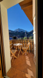 petit balcon avec vue sur village appartementCrystal-prochecommerces-centrevillage-vuemontagne-laclusaz