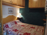 cabine avec 1 lit 140 location2pièces-riantecolline-pistes-vuemontagne-laclusaz