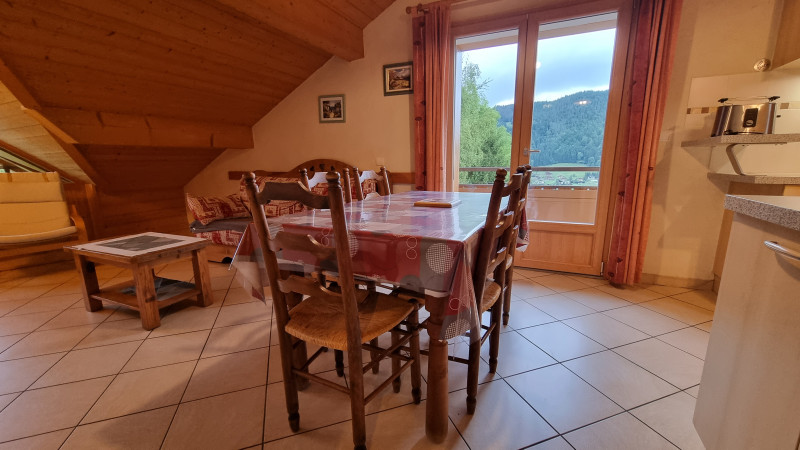 coin repas chaletalizier-274-route-cret-du-merle-la-clusaz-sur-piste