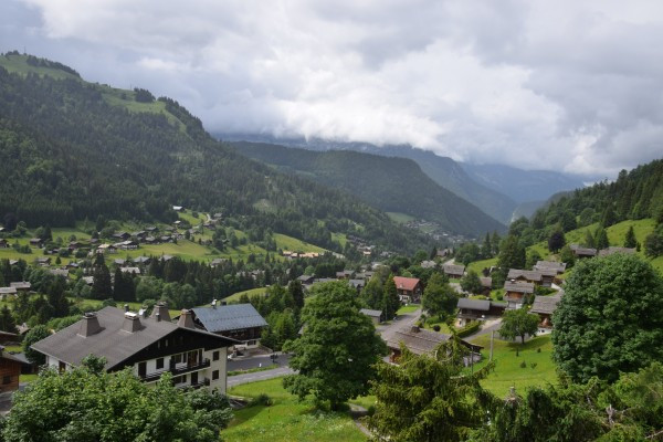 vue été location2chambres-2etoiles-bordurespistes-laclusaz