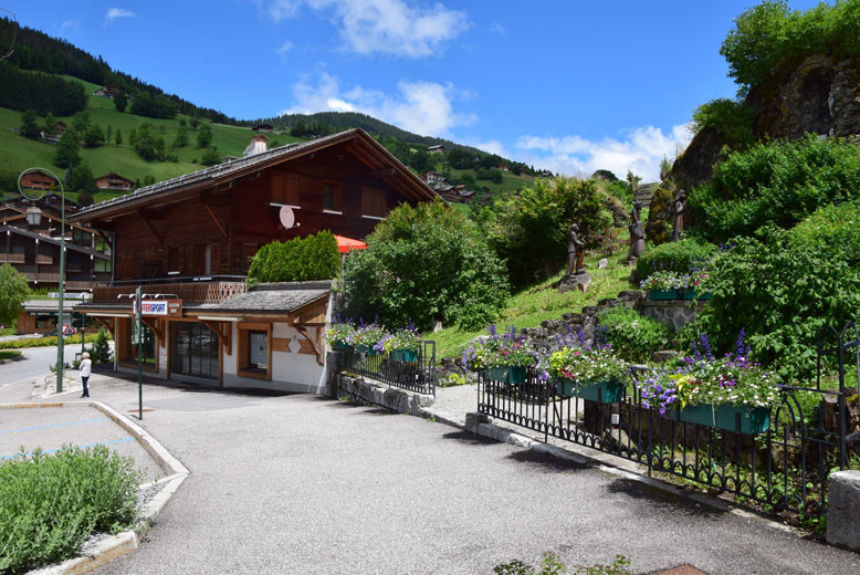 lourdes2-bossonnet-centre-village-laclusaz